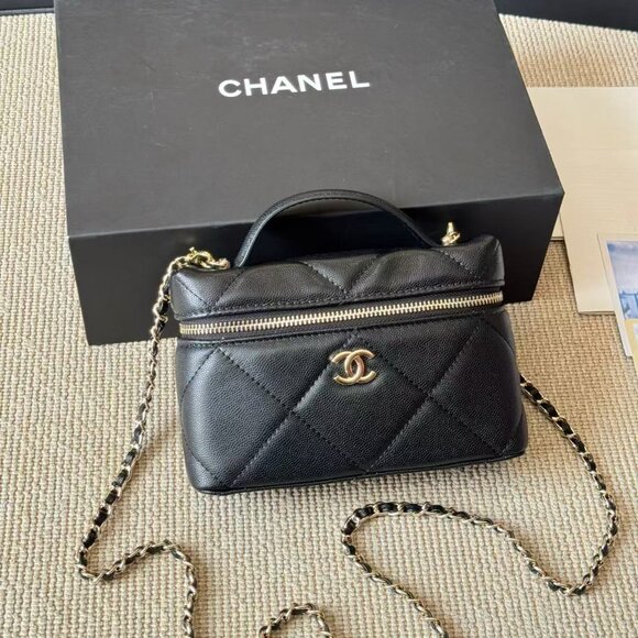 Classic CHANEL Bag: A Stylish and Versatile Choice for Elegance - Picture 5 of 7